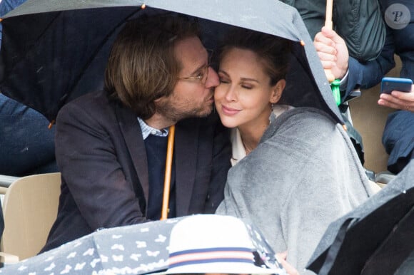 Parfois, il pleut, et c'est encore mieux.. Ophélie Meunier et Mathieu Vergne l'ont bien compris.
Ophelie Meunier enceinte et Mathieu Vergne en tribune lors des Internationaux de France de tennis à l'arène Roland-Garros le 07 juin 2019 à Paris, France. Photo by Nasser Berzane/ABACAPRESS.COM