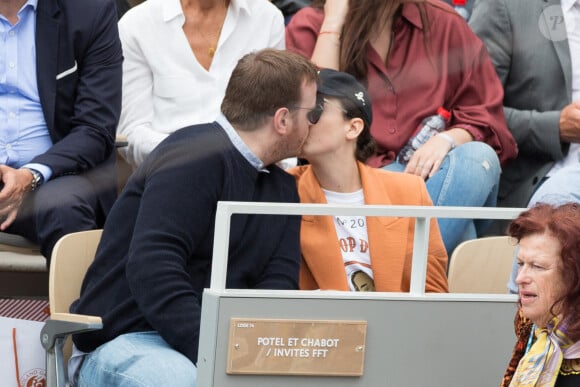 La chanteuse Jain et son petit ami dans les tribunes pendant les Internationaux de France de tennis à l'arène Roland-Garros le 03 juin 2019 à Paris, France. Photo by Nasser Berzane/ABACAPRESS.COM