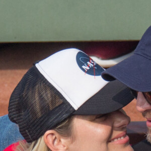 Tandis que Marion Cotillard et Guillaume Canet semblent jouer à cap ou pas cap...
Guillaume Canet, Marion Cotillard en tribune lors des Internationaux de France de tennis à l'arène Roland-Garros le 10 juin 2018 à Paris, France. Photo par Nasser Berzane/ABACAPRESS.COM