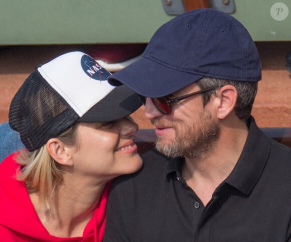 Tandis que Marion Cotillard et Guillaume Canet semblent jouer à cap ou pas cap...
Guillaume Canet, Marion Cotillard en tribune lors des Internationaux de France de tennis à l'arène Roland-Garros le 10 juin 2018 à Paris, France. Photo par Nasser Berzane/ABACAPRESS.COM