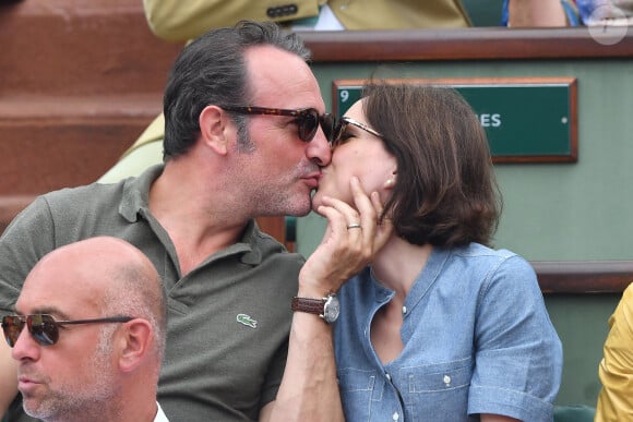 À Roland-Garros, sur le court, on s'échange des balles, et en tribune, on s'échange des baisers, à l'image Jean Dujardin et Nathalie Pechalat, des habitués...L'acteur Jean Dujardin et sa femme Nathalie Pechalat assistent à la finale hommes des Internationaux de France 2018 - Day Fithteen à Roland Garros à Paris, France. Photo par Laurent Zabulon/ABACAPRESS.COM