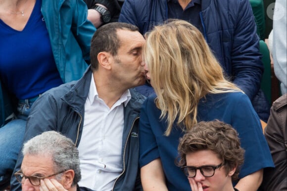 Zinedine Soualem et sa femme Caroline Faindt dans les tribunes lors des Internationaux de France de tennis à l'arène Roland-Garros le 29 mai 2018 à Paris, France. Photo par Nasser Berzane/ABACAPRESS.COM