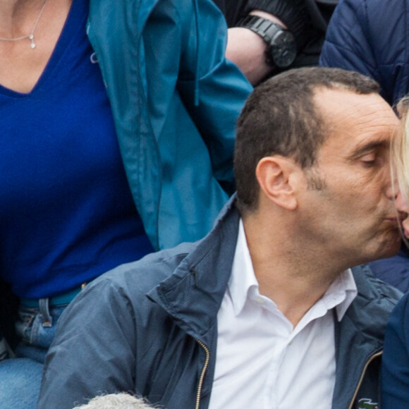 Zinedine Soualem et sa femme Caroline Faindt dans les tribunes lors des Internationaux de France de tennis à l'arène Roland-Garros le 29 mai 2018 à Paris, France. Photo par Nasser Berzane/ABACAPRESS.COM