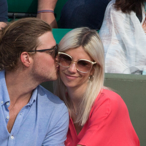 Alexandra Rosenfeld et son petit ami Tom Lamb dans les gradins pendant les Internationaux de France de tennis à l'arène Roland-Garros le 03 juin 2018 à Paris, France. Photo by Nasser Berzane/ABACAPRESS.COM