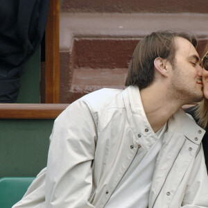 Cyril Lignac, chef cuisinier et présentateur de télévision, et sa compagne Laurence assistent au 3e tour de Roland Garros à Paris, France, le 1er juin 2007. Photo par ABACAPRESS.COM