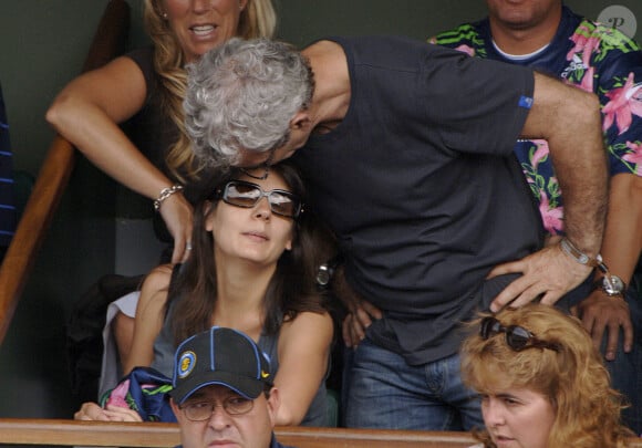 Raymond Domenech, entraîneur de l'équipe de France de football, et sa compagne Estelle Denis assistent au match de la finale masculine de Roland Garros à Paris, France, le 10 juin 2007. L'Espagnol Nadal a gagné contre le Suisse Federer 6-3, 4-6, 6-3, 6-4. Photo par Gorassini-Gouhier-Guignebourg-Guibbaud/ABACAPRESS.COM