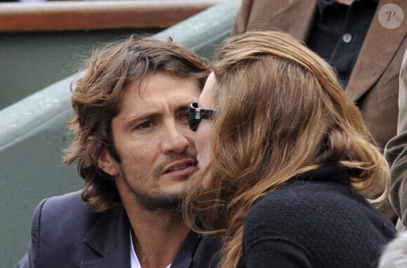 L'ancien joueur de football français Bixente Lizarazu et son épouse Claire Keim assistent au match de la finale du simple messieurs (Roger Federer contre Robin Soderling), des Internationaux de France 2009, au stade Roland Garros à Paris, France, le 7 juin 2009. Photo par Christophe Guibbaud/ABACAPRESS.COM