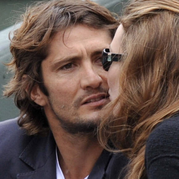 L'ancien joueur de football français Bixente Lizarazu et son épouse Claire Keim assistent au match de la finale du simple messieurs (Roger Federer contre Robin Soderling), des Internationaux de France 2009, au stade Roland Garros à Paris, France, le 7 juin 2009. Photo par Christophe Guibbaud/ABACAPRESS.COM