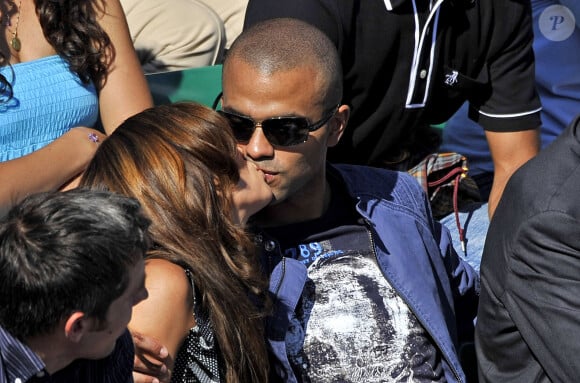 Eva Longoria Parker et Tony Parker assistent au tournoi de tennis de Roland Garros à Paris, France, le 29 mai 2009. Eva et Tony regardent Rafael Nadal contre l'Australien Lleyton Hewitt. Photo par Christophe Guibbaud/ABACAPRESS.COM