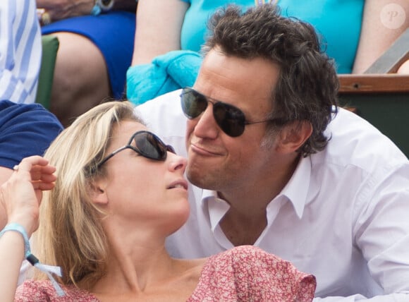 Pour Anne-Sophie Lapix et son mari Arthur Sadoun, c'est un amour sans nuages...
Anne-Sophie Lapix et son mari Arthur Sadoun assistent à la finale féminine Serena Williams vs Maria Sharapova lors des Internationaux de France de tennis 2013 au stade Roland-Garros à Paris, France, le 8 juin 2013. Williams a gagné 6-4, 6-4. Photo par Christophe Guibbaud/ABACAPRESS.COM