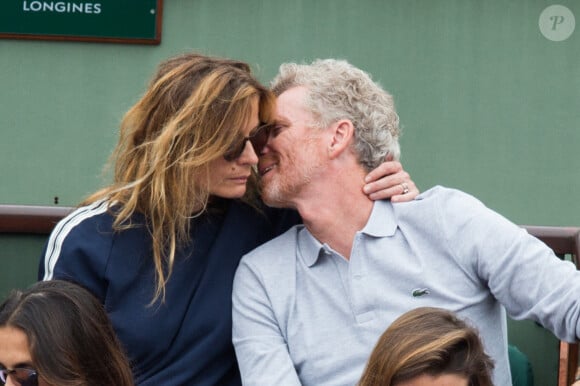 Denis Brogniart et son épouse Hortense dans les tribunes lors des Internationaux de France de tennis à l'arène Roland-Garros le 29 mai 2018 à Paris, France. Photo par Nasser Berzane/ABACAPRESS.COM