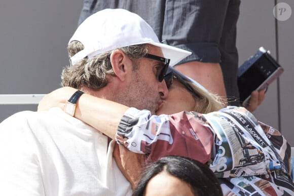 Karin Viard et son mari Manuel Herrero - Célébrités dans les tribunes des Internationaux de France de tennis de Roland Garros 2024 à Paris le 26 mai 2024. © Moreau-Jacovides/Bestimage