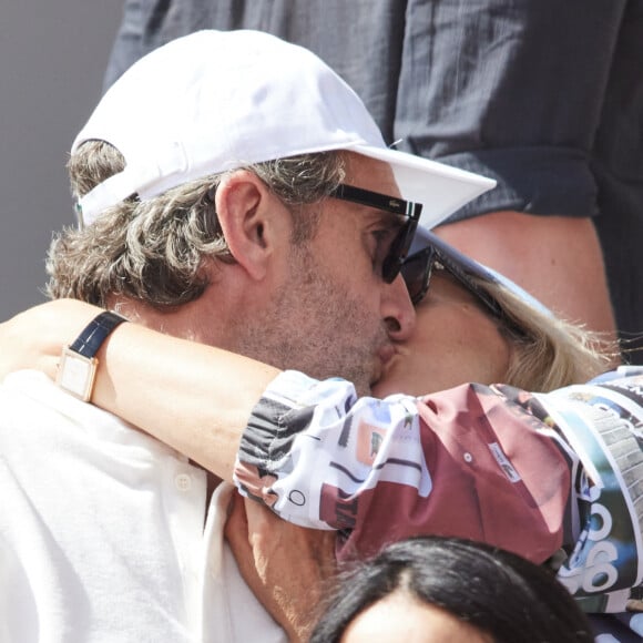 Karin Viard et son mari Manuel Herrero - Célébrités dans les tribunes des Internationaux de France de tennis de Roland Garros 2024 à Paris le 26 mai 2024. © Moreau-Jacovides/Bestimage