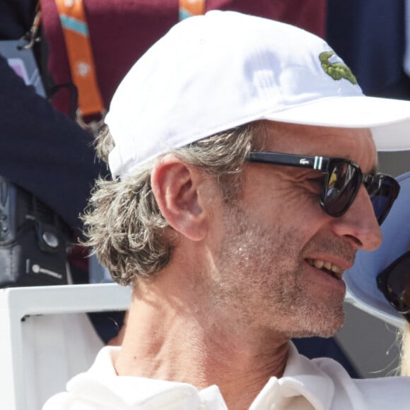 Karin Viard et son mari Manuel Herrero - Célébrités dans les tribunes des Internationaux de France de tennis de Roland Garros 2024 à Paris le 26 mai 2024. © Moreau-Jacovides/Bestimage