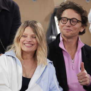 Le chanteur Raphaël, sa compagne Mélanie Thierry et leurs enfants Roman et Aliocha Haroche - Célébrités dans les tribunes des Internationaux de France de tennis de Roland Garros 2024 à Paris, le 29 mai 2024. © Moreau / Jacovides / Bestimage 