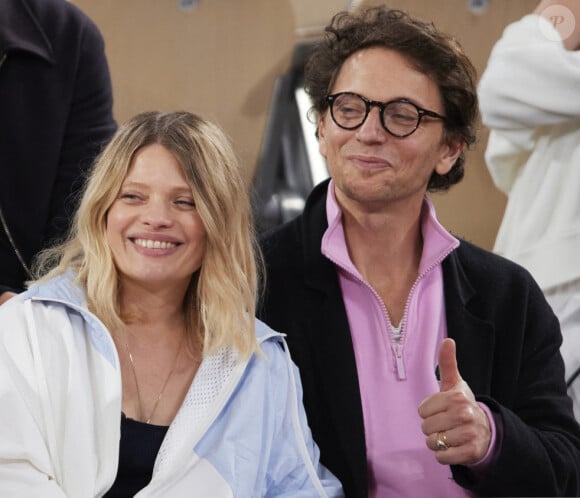 Le chanteur Raphaël, sa compagne Mélanie Thierry et leurs enfants Roman et Aliocha Haroche - Célébrités dans les tribunes des Internationaux de France de tennis de Roland Garros 2024 à Paris, le 29 mai 2024. © Moreau / Jacovides / Bestimage 