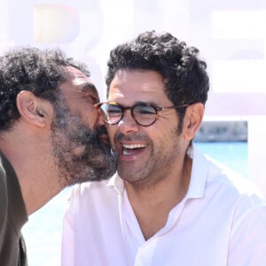 Jamel Debbouze et Ramzy Bedia lors du photocall de la série ''Terminal' sur la plage du Majestic lors de la 7ème saison de 'CanneSeries' à Cannes le 6 Avril 2024. © Denis Guignebourg/BestImage