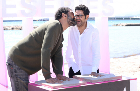 Jamel Debbouze et Ramzy Bedia lors du photocall de la série ''Terminal' sur la plage du Majestic lors de la 7ème saison de 'CanneSeries' à Cannes le 6 Avril 2024. © Denis Guignebourg/BestImage