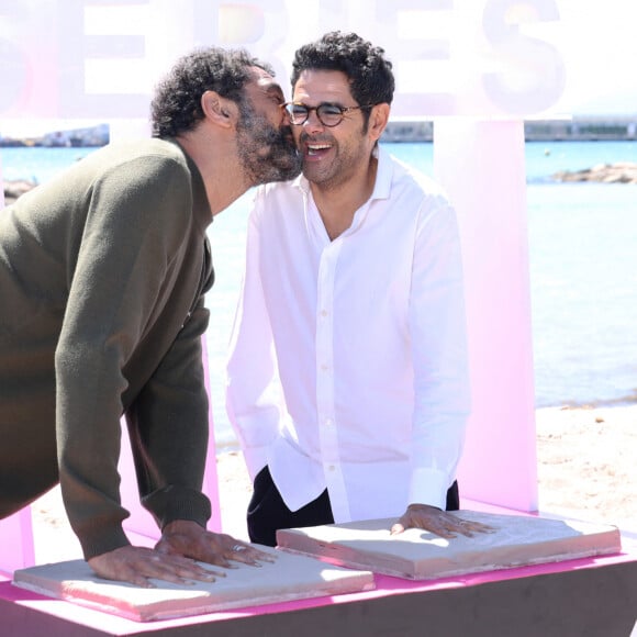 Jamel Debbouze et Ramzy Bedia lors du photocall de la série ''Terminal' sur la plage du Majestic lors de la 7ème saison de 'CanneSeries' à Cannes le 6 Avril 2024. © Denis Guignebourg/BestImage