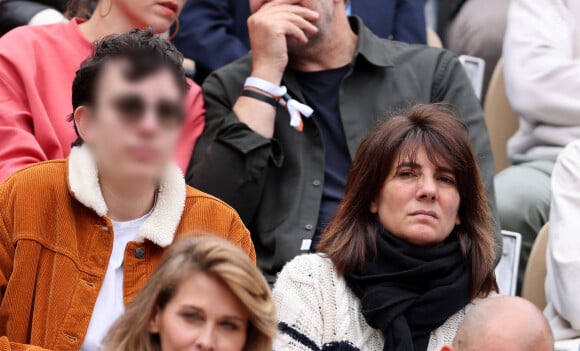 Estelle Denis et son fils merlin dans les tribunes des Internationaux de France de tennis de Roland Garros 2024 à Paris, France, le 2 juin 2024. © Jacovides-Moreau/Bestimage