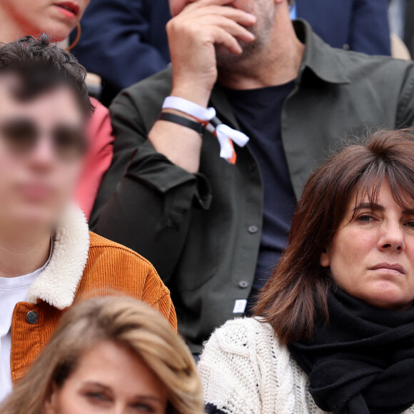 Estelle Denis et son fils merlin dans les tribunes des Internationaux de France de tennis de Roland Garros 2024 à Paris, France, le 2 juin 2024. © Jacovides-Moreau/Bestimage