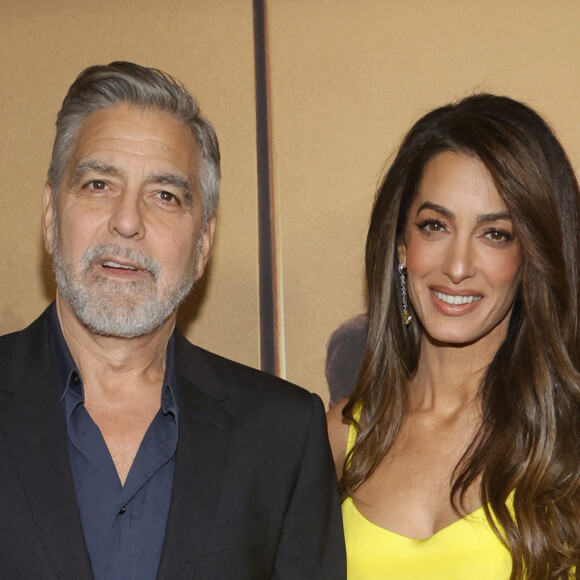 Amal Alamuddin, devenue madame George Clonney, est une femme puissante à la carrière internationale incroyable. 
George Clooney et Amal Clooney - Première du film "The Boys in The Boat" à Los Angeles, le 11 décembre 2023. 