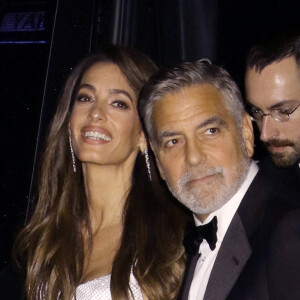 Malheureusement, à cause de son engagement et ses responsabilités, Alma Clooney a été menacée de mort. 
George Clooney et Amal Clooney à New York en septembre 2023.