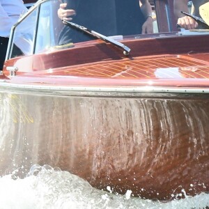 L'acteur américain George Clooney et sa femme Amal montent sur un bateau-taxi pour naviguer sur le Grand Canal lors du 80ème festival international du film de Venise, La Mostra, à Venise, Italie, le 1er septembre 2023.