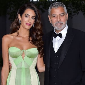 La vie de la femme de George Clooney est menacée.
Amal Alamuddin Clooney, George Clooney - Photocall de la 2ème édition du gala annuel du musée de l'Académie à l'Academy Museum of Motion Pictures de Los Angeles.