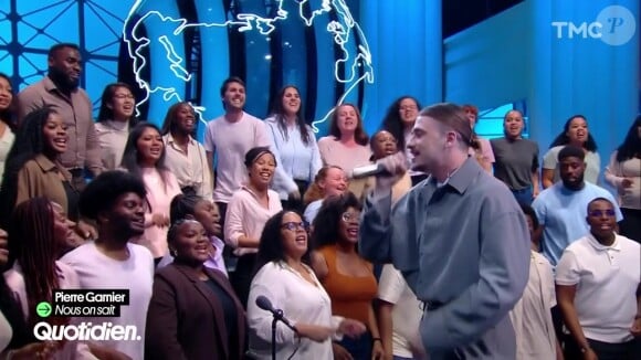 Le gagnant de la "Star Academy" a été accompagné d'une troupe de gospel
Pierre Garnier en live sur le plateau de "Quotidien"