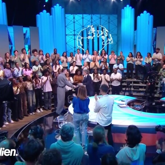 Certains membres de la troupe ont proféré de graves accusations après le tournage
Pierre Garnier et Yann Barthès sur le plateau de "Quotidien"