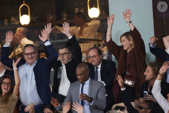 François Hollande et sa femme Julie Gayet assistent au match opposant C. Alcaraz à S. Tsitsipas lors des Internationaux de France de tennis de Roland Garros 2024 à Paris le 4 juin 2024. © Jacovides-Moreau/Bestimage