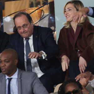 François Hollande et sa femme Julie Gayet assistent au match opposant C. Alcaraz à S. Tsitsipas lors des Internationaux de France de tennis de Roland Garros 2024 à Paris le 4 juin 2024. © Jacovides-Moreau/Bestimage