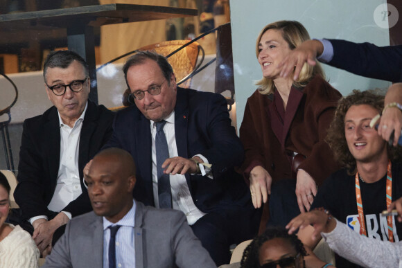 François Hollande et sa femme Julie Gayet assistent au match opposant C. Alcaraz à S. Tsitsipas lors des Internationaux de France de tennis de Roland Garros 2024 à Paris le 4 juin 2024. © Jacovides-Moreau/Bestimage