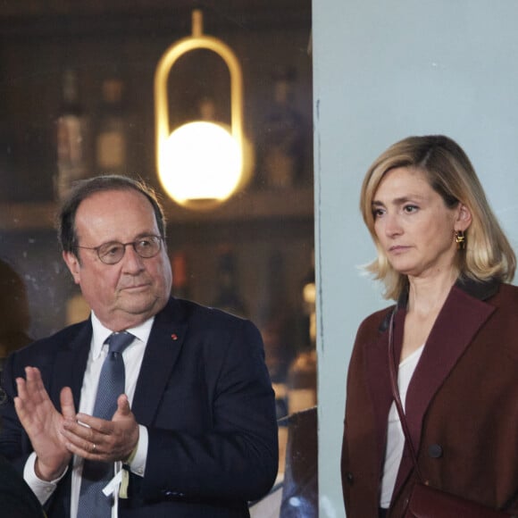 François Hollande et sa femme Julie Gayet assistent au match opposant C. Alcaraz à S. Tsitsipas lors des Internationaux de France de tennis de Roland Garros 2024 à Paris le 4 juin 2024. © Jacovides-Moreau/Bestimage