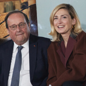 Julie Gayet a fêté son anniversaire de mariage avec François Hollande à Roland-Garros
François Hollande et sa femme Julie Gayet assistent au match opposant C. Alcaraz à S. Tsitsipas lors des Internationaux de France de tennis de Roland Garros à Paris. © Jacovides-Moreau/Bestimage