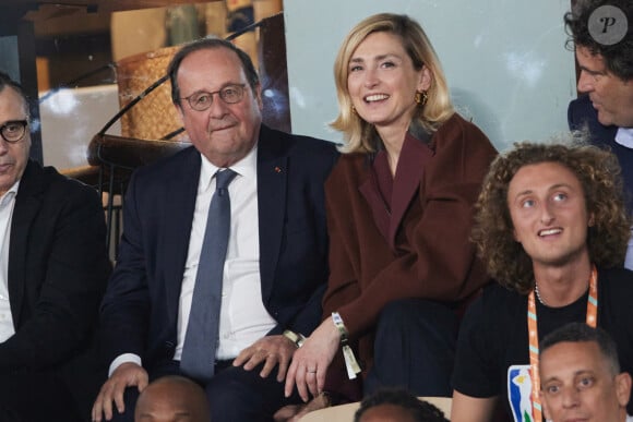 Julie Gayet a fêté son anniversaire de mariage avec François Hollande à Roland-Garros
François Hollande et sa femme Julie Gayet assistent au match opposant C. Alcaraz à S. Tsitsipas lors des Internationaux de France de tennis de Roland Garros à Paris. © Jacovides-Moreau/Bestimage