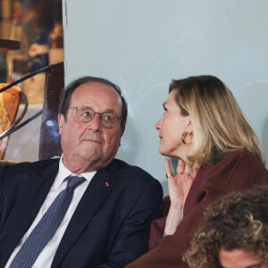 François Hollande et sa femme Julie Gayet assistent au match opposant C. Alcaraz à S. Tsitsipas lors des Internationaux de France de tennis de Roland Garros 2024 à Paris le 4 juin 2024. © Jacovides-Moreau/Bestimage