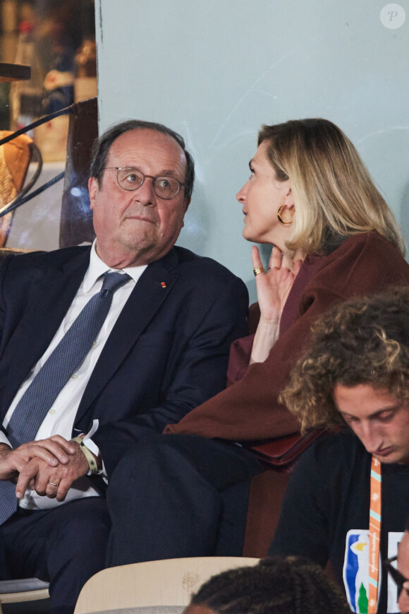 François Hollande et sa femme Julie Gayet assistent au match opposant C. Alcaraz à S. Tsitsipas lors des Internationaux de France de tennis de Roland Garros 2024 à Paris le 4 juin 2024. © Jacovides-Moreau/Bestimage