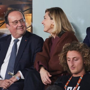 François Hollande et sa femme Julie Gayet assistent au match opposant C. Alcaraz à S. Tsitsipas lors des Internationaux de France de tennis de Roland Garros 2024 à Paris le 4 juin 2024. © Jacovides-Moreau/Bestimage