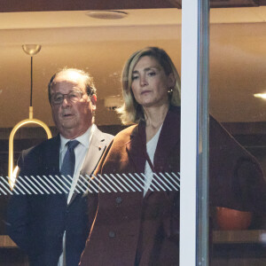 François Hollande et sa femme Julie Gayet assistent au match opposant C. Alcaraz à S. Tsitsipas lors des Internationaux de France de tennis de Roland Garros 2024 à Paris le 4 juin 2024. © Jacovides-Moreau/Bestimage