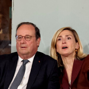 François Hollande et sa femme Julie Gayet assistent au match opposant C. Alcaraz à S. Tsitsipas lors des Internationaux de France de tennis de Roland Garros 2024 à Paris le 4 juin 2024. © Jacovides-Moreau/Bestimage