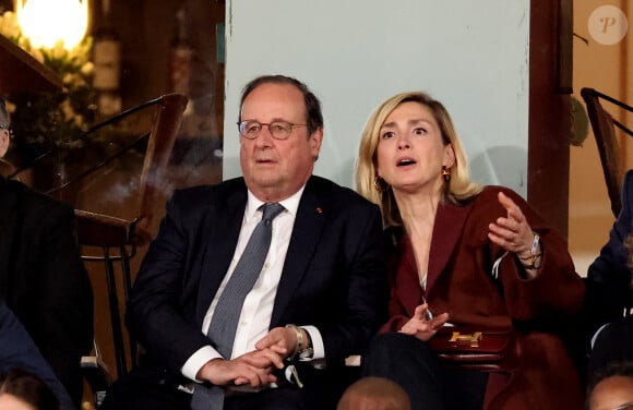 François Hollande et sa femme Julie Gayet assistent au match opposant C. Alcaraz à S. Tsitsipas lors des Internationaux de France de tennis de Roland Garros 2024 à Paris le 4 juin 2024. © Jacovides-Moreau/Bestimage