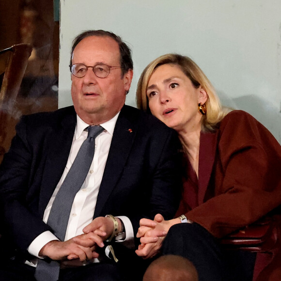 François Hollande et sa femme Julie Gayet assistent au match opposant C. Alcaraz à S. Tsitsipas lors des Internationaux de France de tennis de Roland Garros © Jacovides-Moreau/Bestimage