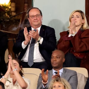 François Hollande et sa femme Julie Gayet assistent au match opposant C. Alcaraz à S. Tsitsipas lors des Internationaux de France de tennis de Roland Garros 2024 à Paris le 4 juin 2024. © Jacovides-Moreau/Bestimage