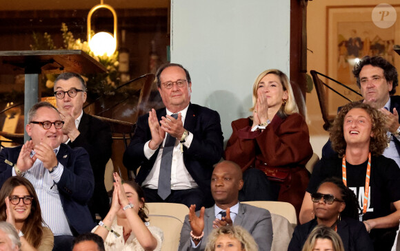 François Hollande et sa femme Julie Gayet assistent au match opposant C. Alcaraz à S. Tsitsipas lors des Internationaux de France de tennis de Roland Garros 2024 à Paris le 4 juin 2024. © Jacovides-Moreau/Bestimage