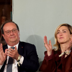 François Hollande et sa femme Julie Gayet assistent au match opposant C. Alcaraz à S. Tsitsipas lors des Internationaux de France de tennis de Roland Garros 2024 à Paris le 4 juin 2024. © Jacovides-Moreau/Bestimage