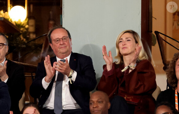 François Hollande et sa femme Julie Gayet assistent au match opposant C. Alcaraz à S. Tsitsipas lors des Internationaux de France de tennis de Roland Garros 2024 à Paris le 4 juin 2024. © Jacovides-Moreau/Bestimage