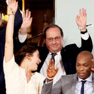 François Hollande et sa femme Julie Gayet assistent au match opposant C. Alcaraz à S. Tsitsipas lors des Internationaux de France de tennis de Roland Garros 2024 à Paris le 4 juin 2024. © Jacovides-Moreau/Bestimage