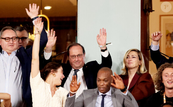 François Hollande et sa femme Julie Gayet assistent au match opposant C. Alcaraz à S. Tsitsipas lors des Internationaux de France de tennis de Roland Garros 2024 à Paris le 4 juin 2024. © Jacovides-Moreau/Bestimage